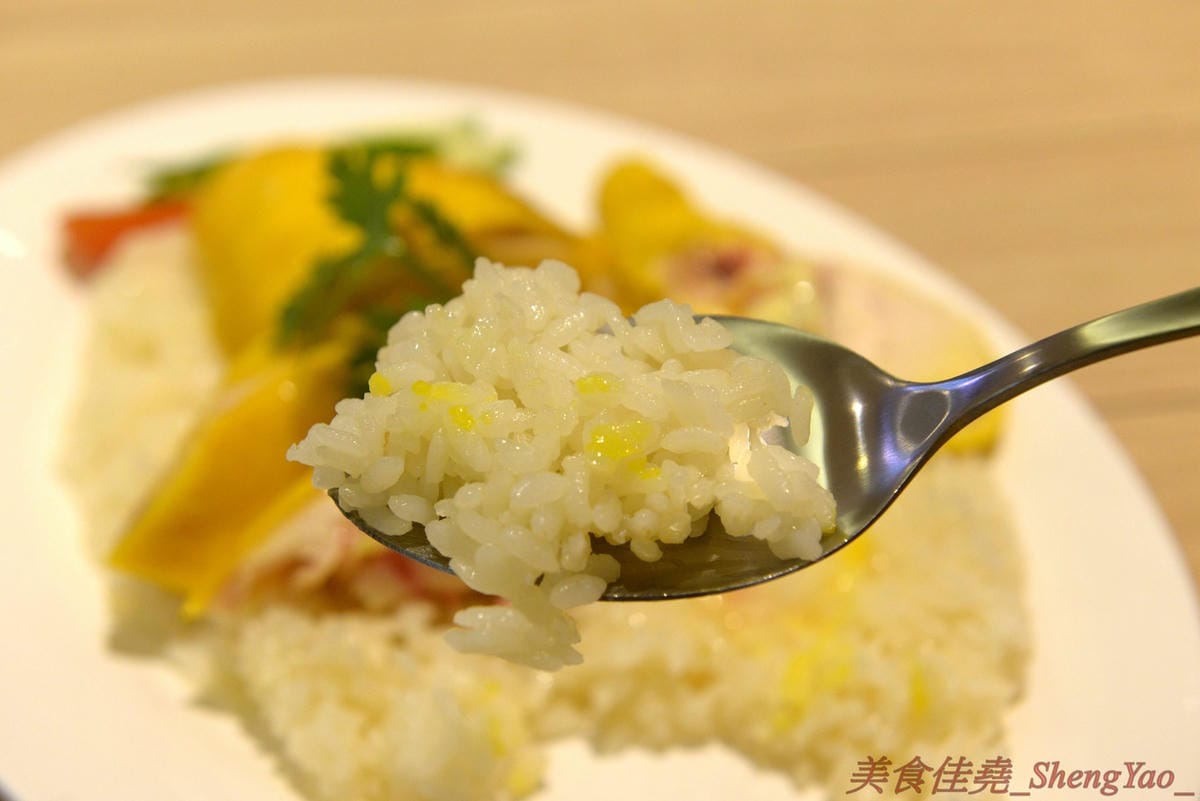 [台中西屯]瑞記海南雞飯 中港店 – 新加坡海南雞飯龍頭台中首家分店,雞肉有肉雞和土雞兩種,各有特色都不錯吃,價格還OK,9/28-9/30期間排隊前20名有送海南雞飯套餐買一送一兌換券。(已歇業)