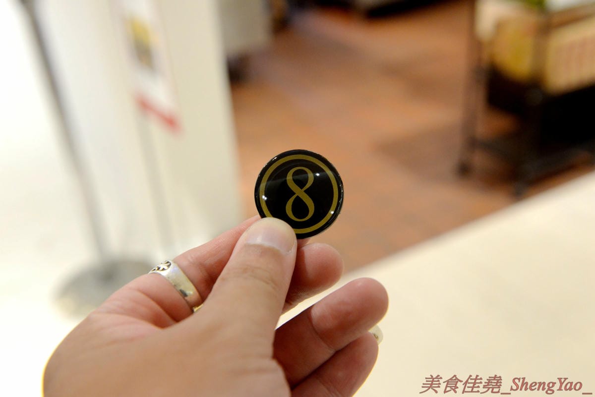 [台中西屯]瑞記海南雞飯 中港店 – 新加坡海南雞飯龍頭台中首家分店,雞肉有肉雞和土雞兩種,各有特色都不錯吃,價格還OK,9/28-9/30期間排隊前20名有送海南雞飯套餐買一送一兌換券。(已歇業)
