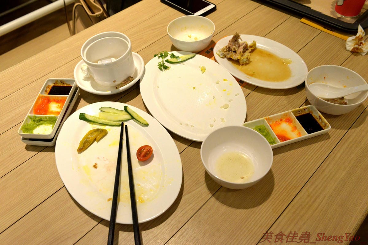[台中西屯]瑞記海南雞飯 中港店 – 新加坡海南雞飯龍頭台中首家分店,雞肉有肉雞和土雞兩種,各有特色都不錯吃,價格還OK,9/28-9/30期間排隊前20名有送海南雞飯套餐買一送一兌換券。(已歇業)