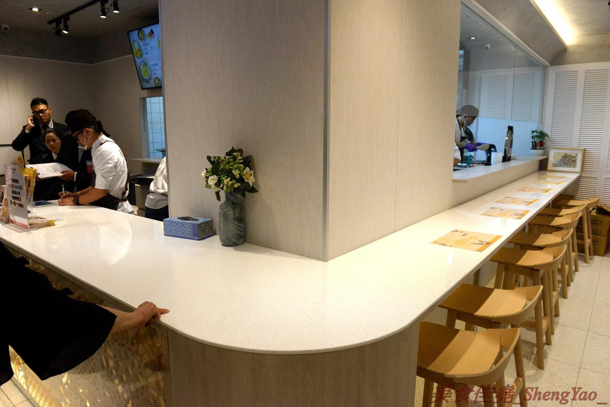 [台中西屯]瑞記海南雞飯 中港店 – 新加坡海南雞飯龍頭台中首家分店,雞肉有肉雞和土雞兩種,各有特色都不錯吃,價格還OK,9/28-9/30期間排隊前20名有送海南雞飯套餐買一送一兌換券。(已歇業)