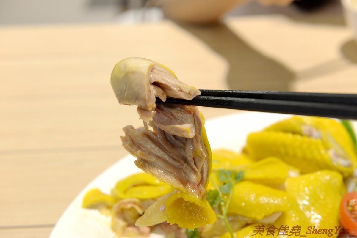 [台中西屯]瑞記海南雞飯 中港店 – 新加坡海南雞飯龍頭台中首家分店,雞肉有肉雞和土雞兩種,各有特色都不錯吃,價格還OK,9/28-9/30期間排隊前20名有送海南雞飯套餐買一送一兌換券。(已歇業)