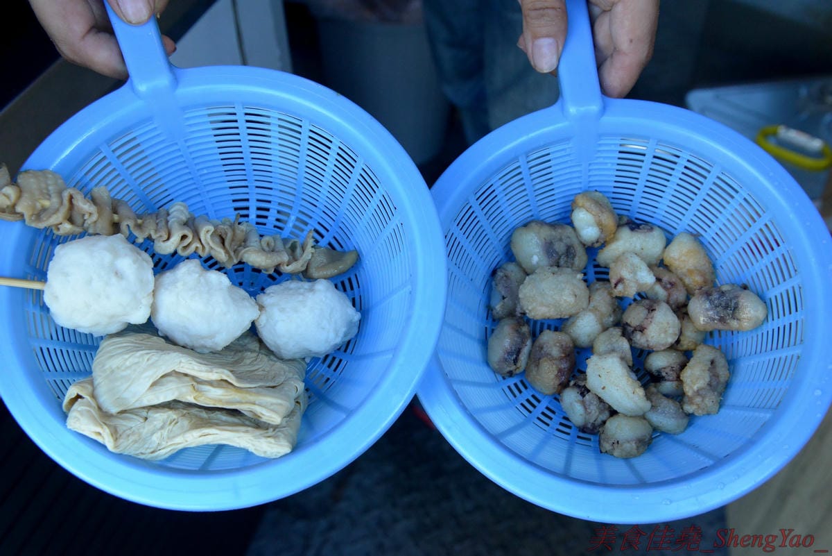 [台中沙鹿]洪家回春堂鹽酥雞專賣店 沙鹿分堂 – 沙鹿也有洪家回春堂啦店面像是中藥鋪賣的可不是中藥而是鹽酥雞,價格相當平價,15元東西多多,個人推薦章魚酥和豆包,想吃一定要先電話預約,現