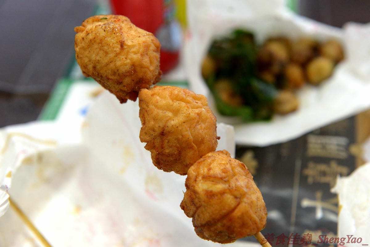 [台中沙鹿]洪家回春堂鹽酥雞專賣店 沙鹿分堂 – 沙鹿也有洪家回春堂啦店面像是中藥鋪賣的可不是中藥而是鹽酥雞,價格相當平價,15元東西多多,個人推薦章魚酥和豆包,想吃一定要先電話預約,現