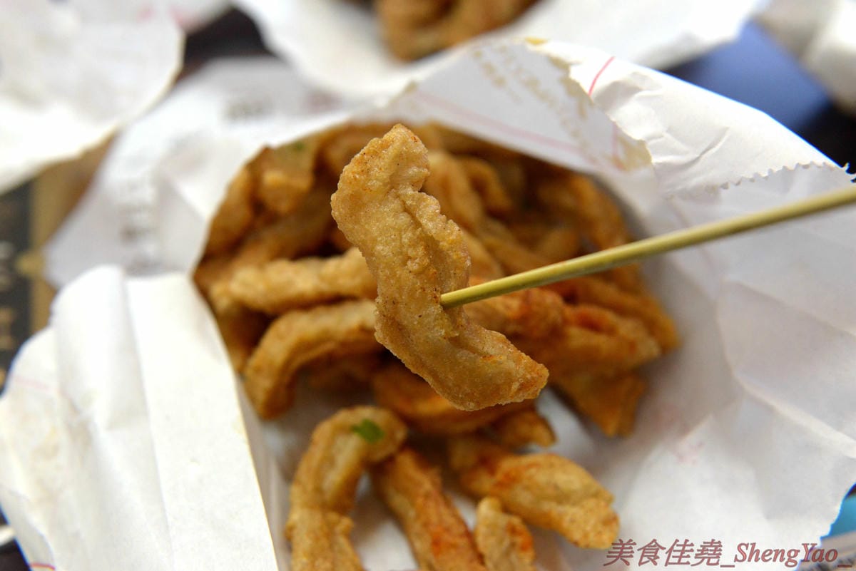 [台中沙鹿]洪家回春堂鹽酥雞專賣店 沙鹿分堂 – 沙鹿也有洪家回春堂啦店面像是中藥鋪賣的可不是中藥而是鹽酥雞,價格相當平價,15元東西多多,個人推薦章魚酥和豆包,想吃一定要先電話預約,現