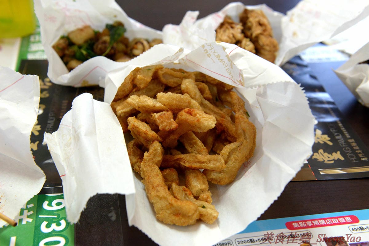 [台中沙鹿]洪家回春堂鹽酥雞專賣店 沙鹿分堂 – 沙鹿也有洪家回春堂啦店面像是中藥鋪賣的可不是中藥而是鹽酥雞,價格相當平價,15元東西多多,個人推薦章魚酥和豆包,想吃一定要先電話預約,現