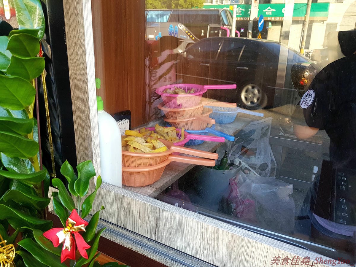 [台中沙鹿]洪家回春堂鹽酥雞專賣店 沙鹿分堂 – 沙鹿也有洪家回春堂啦店面像是中藥鋪賣的可不是中藥而是鹽酥雞,價格相當平價,15元東西多多,個人推薦章魚酥和豆包,想吃一定要先電話預約,現