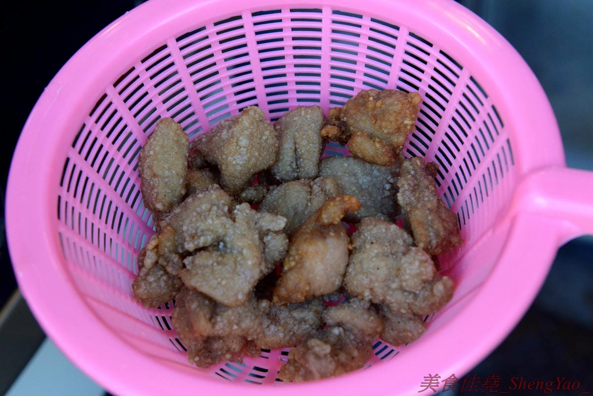 [台中沙鹿]洪家回春堂鹽酥雞專賣店 沙鹿分堂 – 沙鹿也有洪家回春堂啦店面像是中藥鋪賣的可不是中藥而是鹽酥雞,價格相當平價,15元東西多多,個人推薦章魚酥和豆包,想吃一定要先電話預約,現