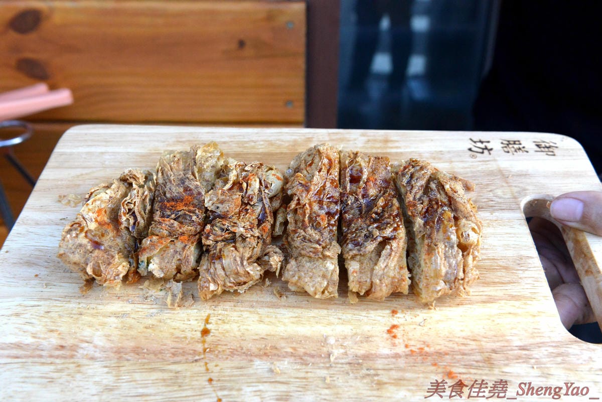 [台中沙鹿]洪家回春堂鹽酥雞專賣店 沙鹿分堂 – 沙鹿也有洪家回春堂啦店面像是中藥鋪賣的可不是中藥而是鹽酥雞,價格相當平價,15元東西多多,個人推薦章魚酥和豆包,想吃一定要先電話預約,現