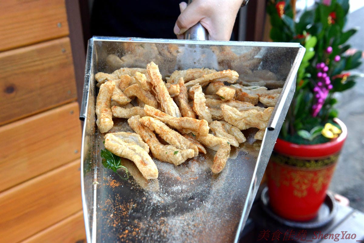 [台中沙鹿]洪家回春堂鹽酥雞專賣店 沙鹿分堂 – 沙鹿也有洪家回春堂啦店面像是中藥鋪賣的可不是中藥而是鹽酥雞,價格相當平價,15元東西多多,個人推薦章魚酥和豆包,想吃一定要先電話預約,現