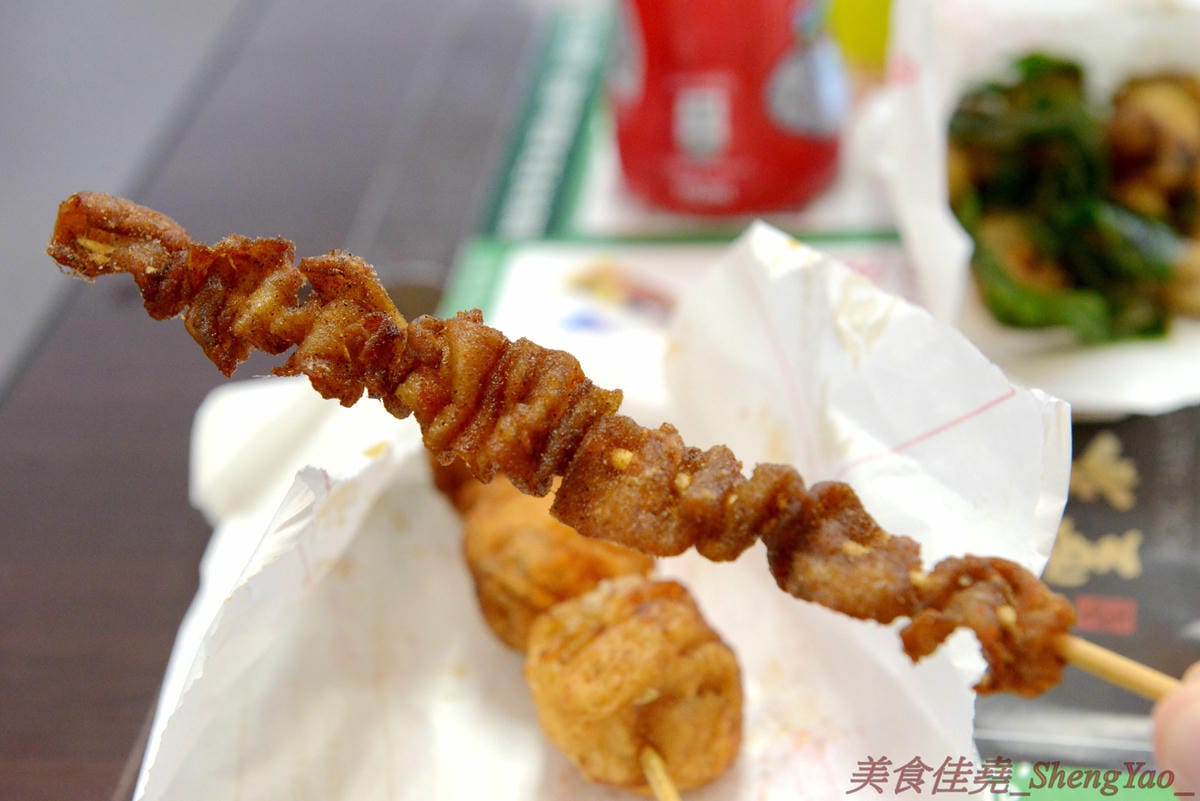[台中沙鹿]洪家回春堂鹽酥雞專賣店 沙鹿分堂 – 沙鹿也有洪家回春堂啦店面像是中藥鋪賣的可不是中藥而是鹽酥雞,價格相當平價,15元東西多多,個人推薦章魚酥和豆包,想吃一定要先電話預約,現