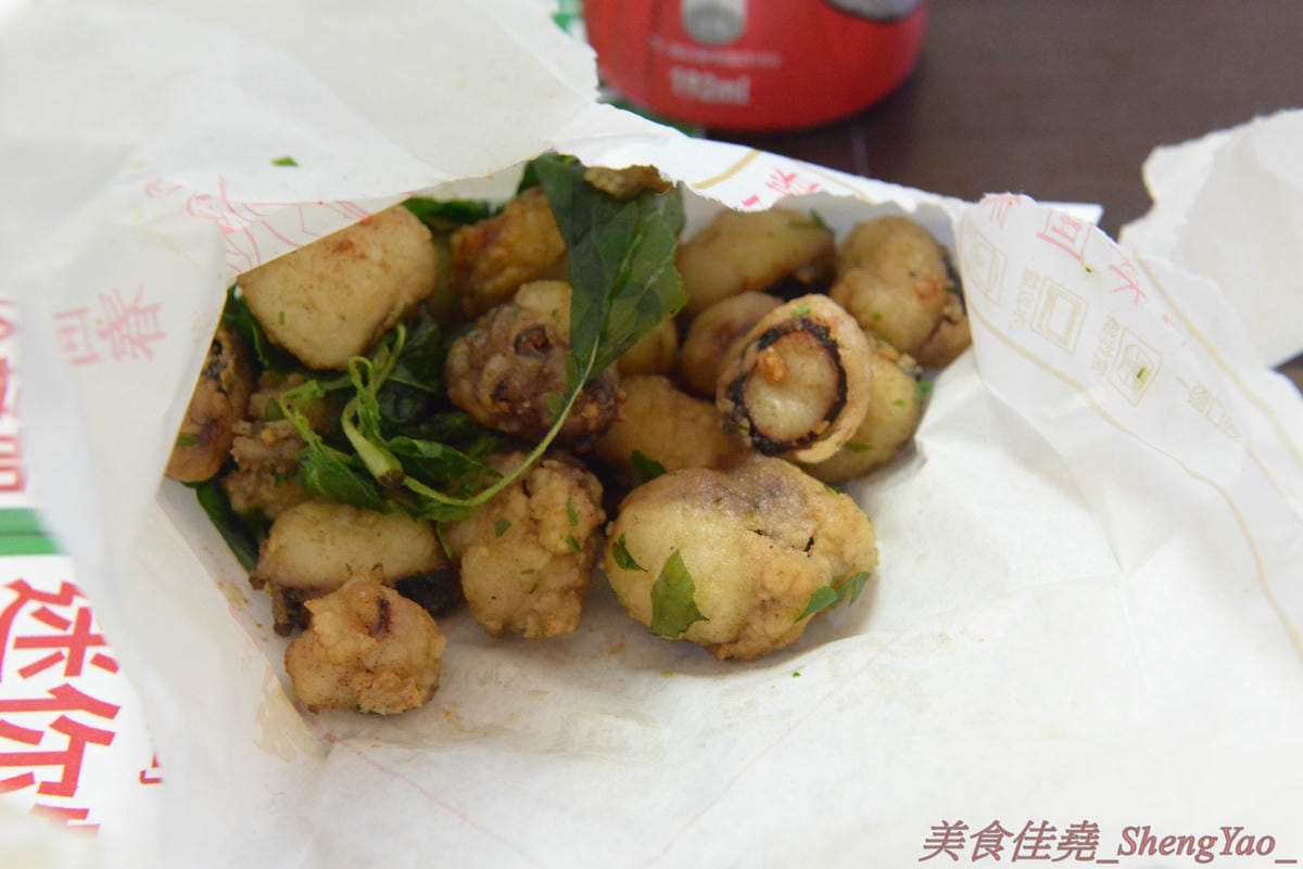 [台中沙鹿]洪家回春堂鹽酥雞專賣店 沙鹿分堂 – 沙鹿也有洪家回春堂啦店面像是中藥鋪賣的可不是中藥而是鹽酥雞,價格相當平價,15元東西多多,個人推薦章魚酥和豆包,想吃一定要先電話預約,現