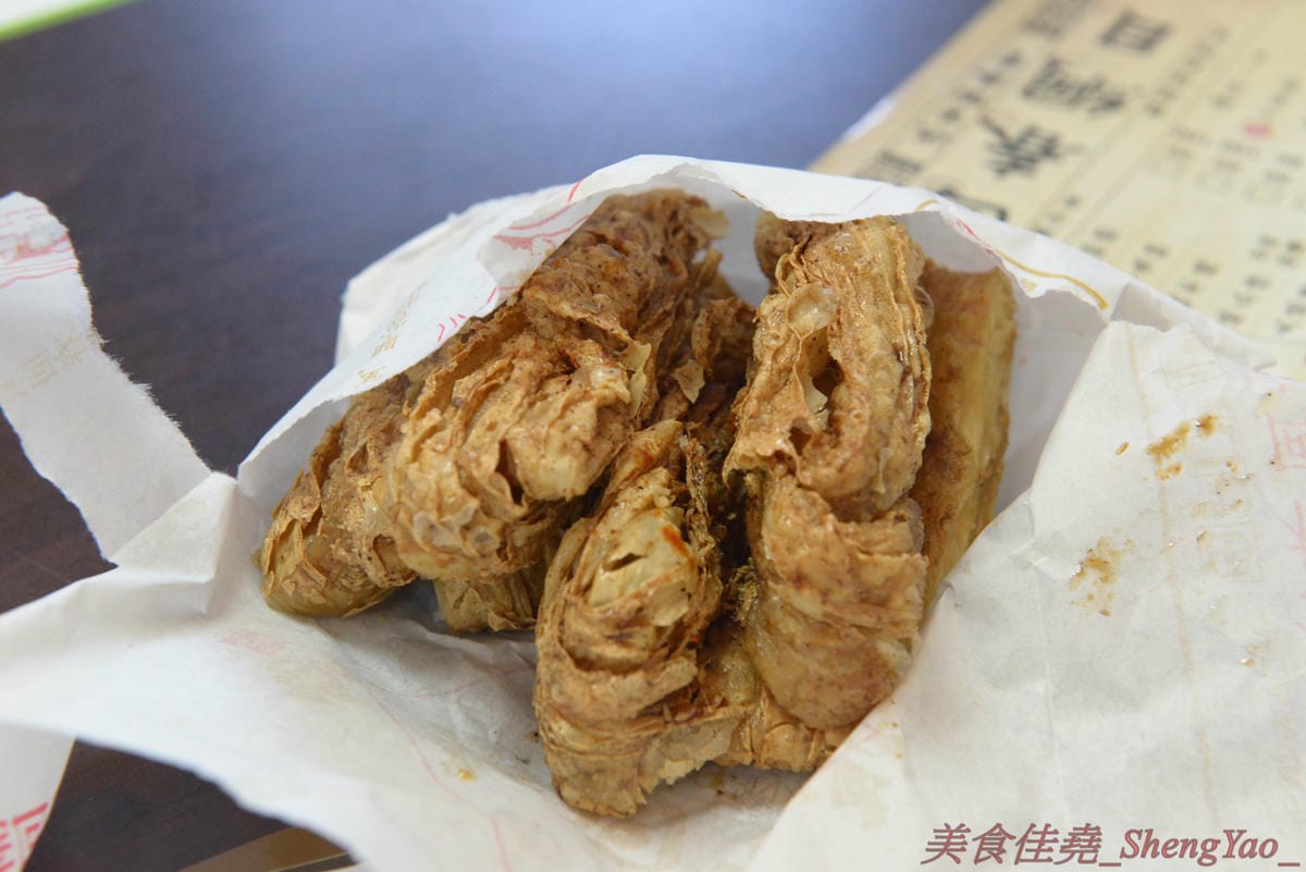 [台中沙鹿]洪家回春堂鹽酥雞專賣店 沙鹿分堂 – 沙鹿也有洪家回春堂啦店面像是中藥鋪賣的可不是中藥而是鹽酥雞,價格相當平價,15元東西多多,個人推薦章魚酥和豆包,想吃一定要先電話預約,現