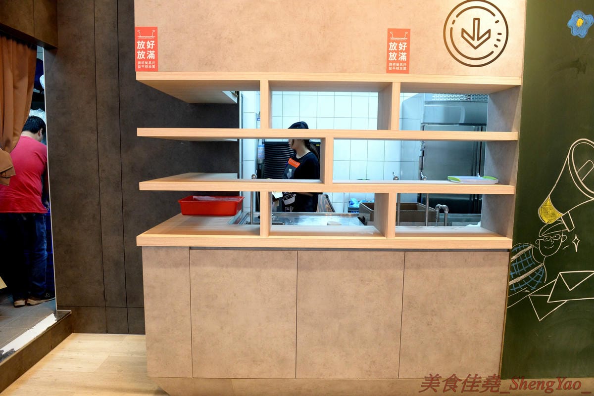 [台中南屯]12MINI 台中公益店 – 王品集團石二鍋新品牌鍋物店,主打比石二鍋更平價精緻的個人獨享式小火鍋,店家幫忙煮好不用自己煮,懶人最愛,鍋物料多實在,湯頭特色鮮明,營業到凌晨12點半。