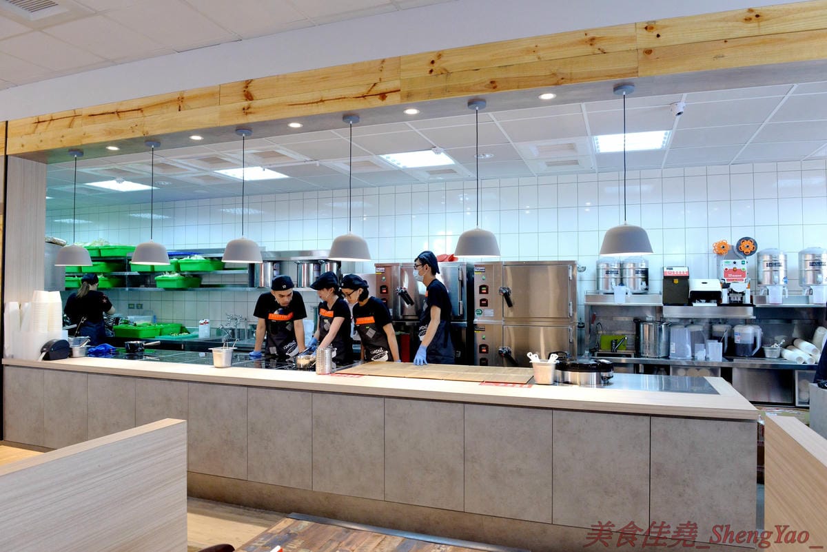 [台中南屯]12MINI 台中公益店 – 王品集團石二鍋新品牌鍋物店,主打比石二鍋更平價精緻的個人獨享式小火鍋,店家幫忙煮好不用自己煮,懶人最愛,鍋物料多實在,湯頭特色鮮明,營業到凌晨12點半。