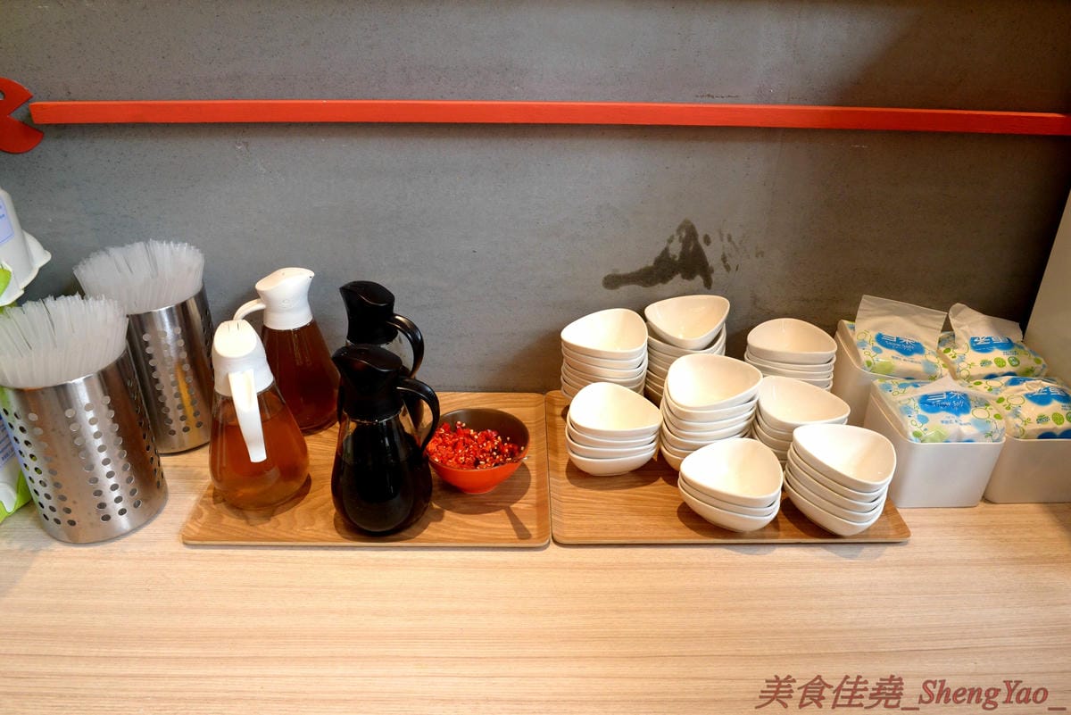 [台中南屯]12MINI 台中公益店 – 王品集團石二鍋新品牌鍋物店,主打比石二鍋更平價精緻的個人獨享式小火鍋,店家幫忙煮好不用自己煮,懶人最愛,鍋物料多實在,湯頭特色鮮明,營業到凌晨12點半。