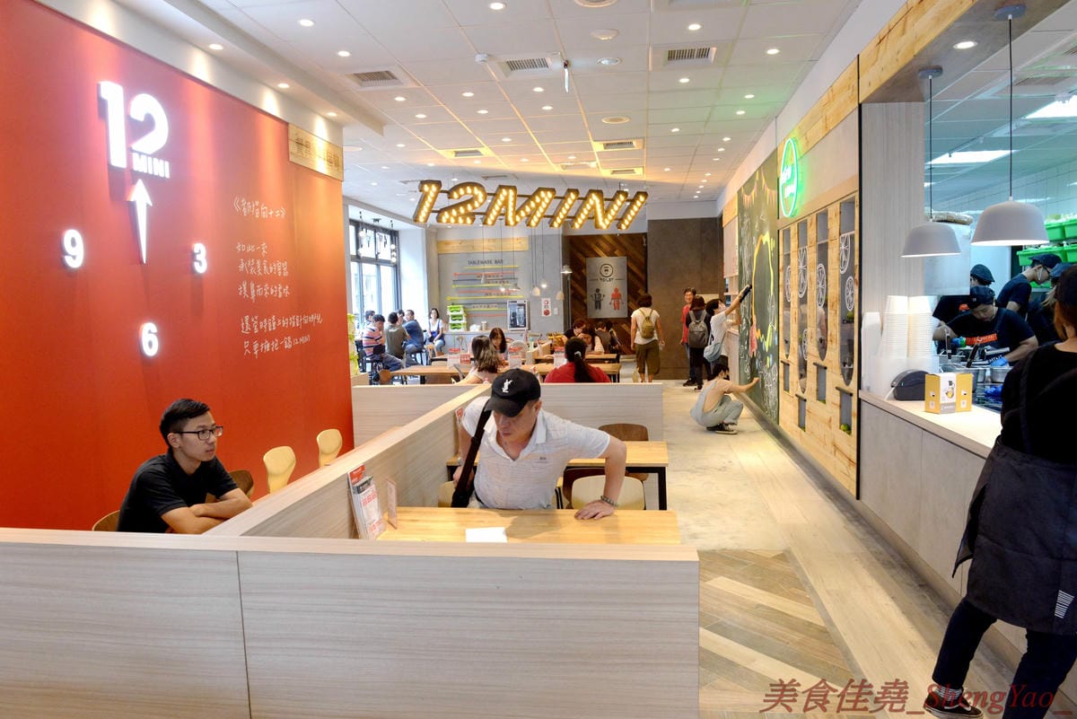 [台中南屯]12MINI 台中公益店 – 王品集團石二鍋新品牌鍋物店,主打比石二鍋更平價精緻的個人獨享式小火鍋,店家幫忙煮好不用自己煮,懶人最愛,鍋物料多實在,湯頭特色鮮明,營業到凌晨12點半。