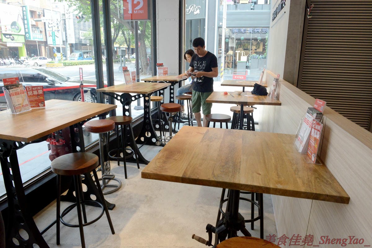 [台中南屯]12MINI 台中公益店 – 王品集團石二鍋新品牌鍋物店,主打比石二鍋更平價精緻的個人獨享式小火鍋,店家幫忙煮好不用自己煮,懶人最愛,鍋物料多實在,湯頭特色鮮明,營業到凌晨12點半。