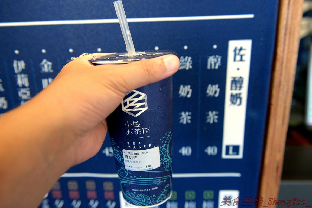 [台中西屯]小佐お茶作 世貿店 – 世貿園區小佐お茶作新店,顯眼日式風格建築外觀,飲品簡單好喝有特色,搭配黑白雙色珍珠風味更特別,大推冬瓜檸檬加白玉,酸甜微妙滋味加上軟Q蜂蜜白珍珠,實在