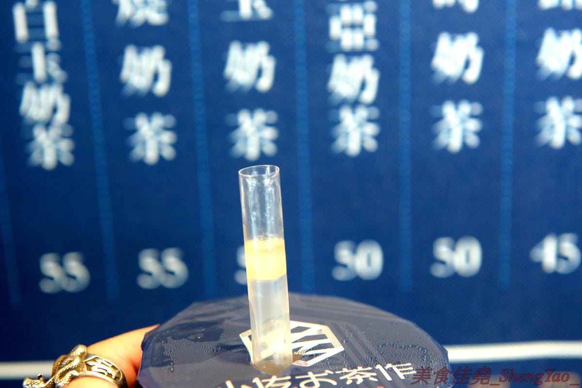 [台中西屯]小佐お茶作 世貿店 – 世貿園區小佐お茶作新店,顯眼日式風格建築外觀,飲品簡單好喝有特色,搭配黑白雙色珍珠風味更特別,大推冬瓜檸檬加白玉,酸甜微妙滋味加上軟Q蜂蜜白珍珠,實在
