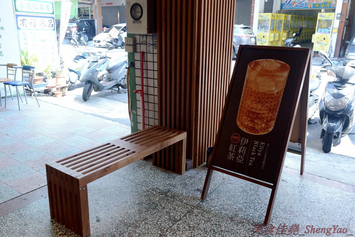[台中西屯]小佐お茶作 世貿店 – 世貿園區小佐お茶作新店,顯眼日式風格建築外觀,飲品簡單好喝有特色,搭配黑白雙色珍珠風味更特別,大推冬瓜檸檬加白玉,酸甜微妙滋味加上軟Q蜂蜜白珍珠,實在