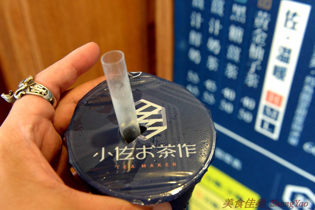 [台中西屯]小佐お茶作 世貿店 – 世貿園區小佐お茶作新店,顯眼日式風格建築外觀,飲品簡單好喝有特色,搭配黑白雙色珍珠風味更特別,大推冬瓜檸檬加白玉,酸甜微妙滋味加上軟Q蜂蜜白珍珠,實在