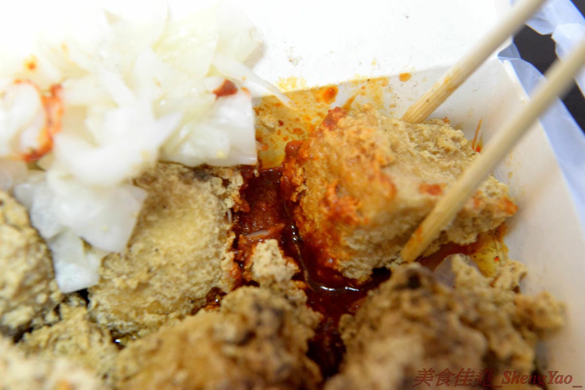 [台中沙鹿]一派胡塩酵素臭豆腐 靜宜店 – 南部發跡的知名連鎖臭豆腐,口感外酥內嫩,口味不重,很耐吃,越吃越好吃,吃重口味的朋友一定要多加他們的辣椒醬,超級夠味,目前消費打卡小份免費升級