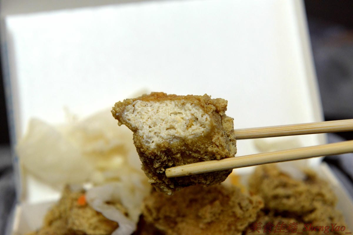 [台中沙鹿]一派胡塩酵素臭豆腐 靜宜店 – 南部發跡的知名連鎖臭豆腐,口感外酥內嫩,口味不重,很耐吃,越吃越好吃,吃重口味的朋友一定要多加他們的辣椒醬,超級夠味,目前消費打卡小份免費升級