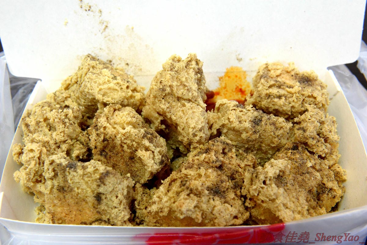 [台中沙鹿]一派胡塩酵素臭豆腐 靜宜店 – 南部發跡的知名連鎖臭豆腐,口感外酥內嫩,口味不重,很耐吃,越吃越好吃,吃重口味的朋友一定要多加他們的辣椒醬,超級夠味,目前消費打卡小份免費升級