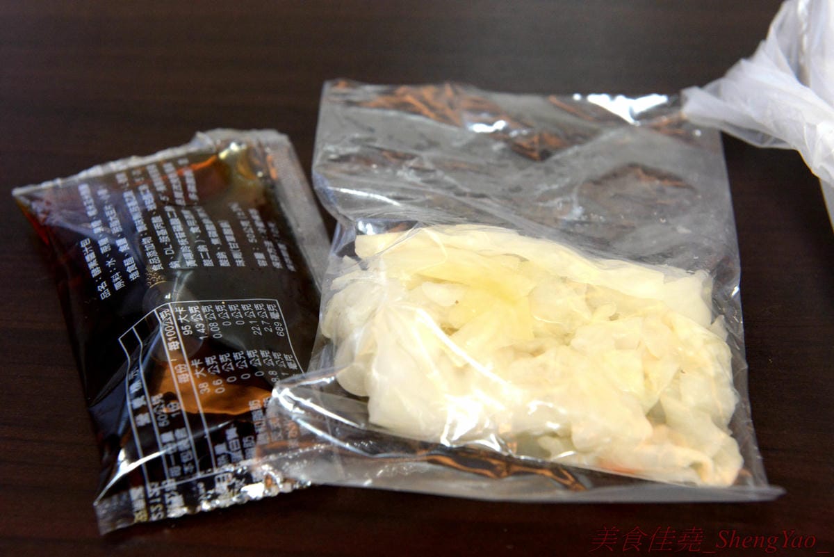 [台中沙鹿]一派胡塩酵素臭豆腐 靜宜店 – 南部發跡的知名連鎖臭豆腐,口感外酥內嫩,口味不重,很耐吃,越吃越好吃,吃重口味的朋友一定要多加他們的辣椒醬,超級夠味,目前消費打卡小份免費升級