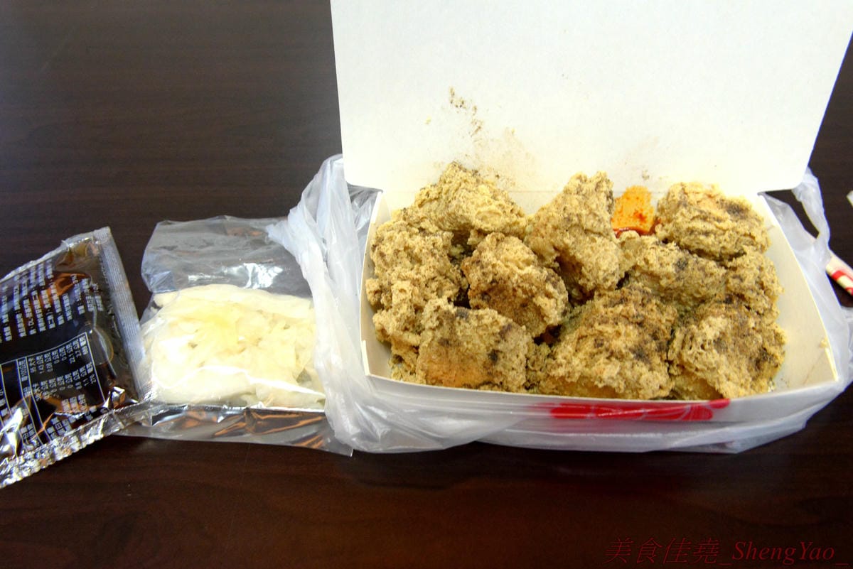[台中沙鹿]一派胡塩酵素臭豆腐 靜宜店 – 南部發跡的知名連鎖臭豆腐,口感外酥內嫩,口味不重,很耐吃,越吃越好吃,吃重口味的朋友一定要多加他們的辣椒醬,超級夠味,目前消費打卡小份免費升級