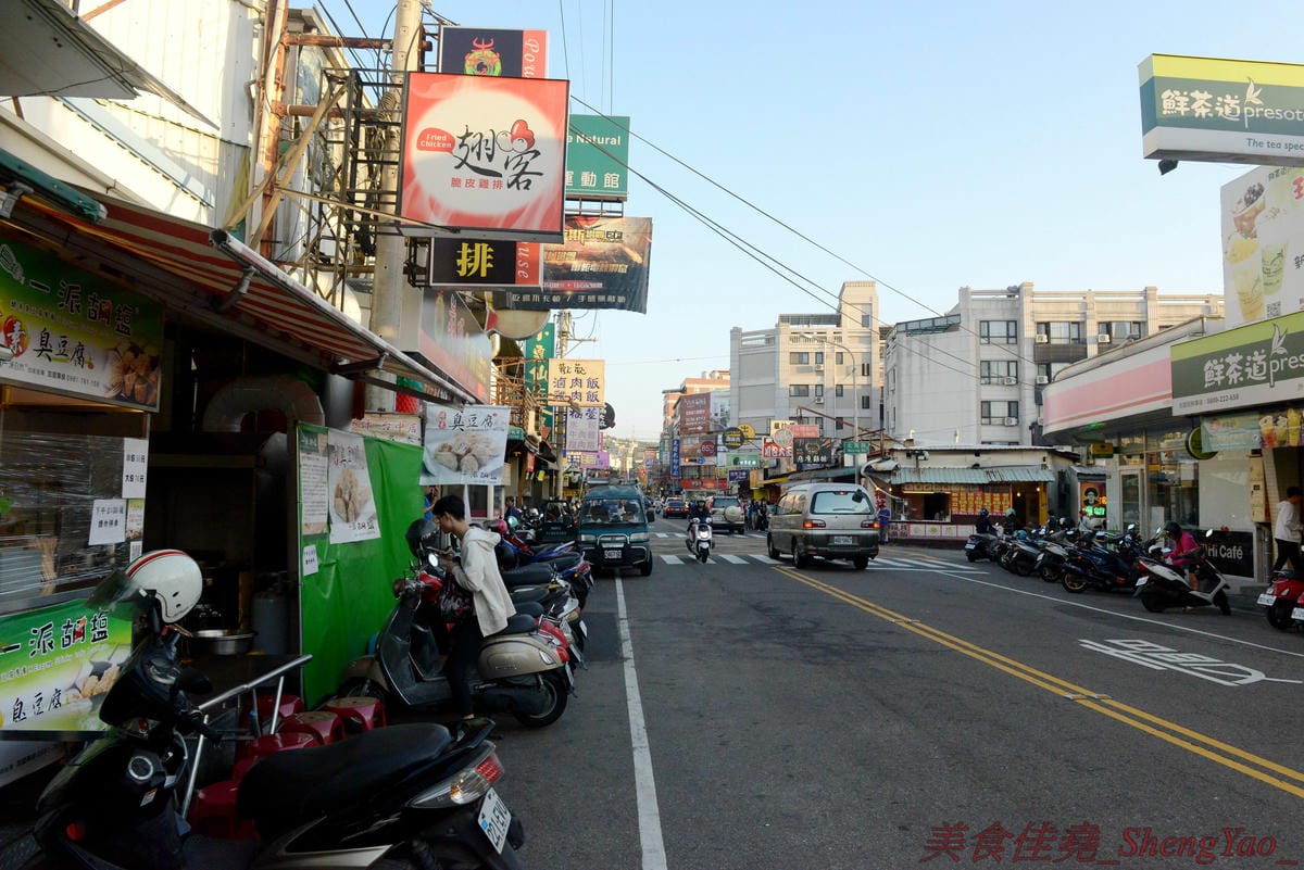 [台中沙鹿]一派胡塩酵素臭豆腐 靜宜店 – 南部發跡的知名連鎖臭豆腐,口感外酥內嫩,口味不重,很耐吃,越吃越好吃,吃重口味的朋友一定要多加他們的辣椒醬,超級夠味,目前消費打卡小份免費升級