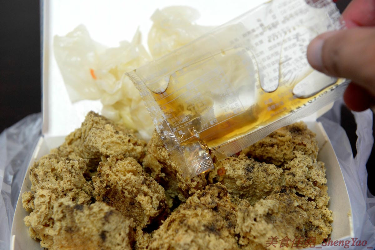 [台中沙鹿]一派胡塩酵素臭豆腐 靜宜店 – 南部發跡的知名連鎖臭豆腐,口感外酥內嫩,口味不重,很耐吃,越吃越好吃,吃重口味的朋友一定要多加他們的辣椒醬,超級夠味,目前消費打卡小份免費升級