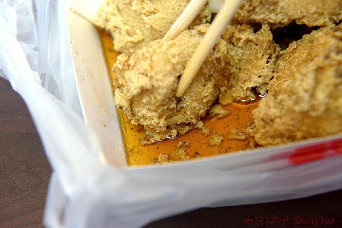 [台中沙鹿]一派胡塩酵素臭豆腐 靜宜店 – 南部發跡的知名連鎖臭豆腐,口感外酥內嫩,口味不重,很耐吃,越吃越好吃,吃重口味的朋友一定要多加他們的辣椒醬,超級夠味,目前消費打卡小份免費升級