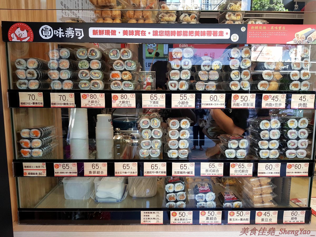 [台中西區]圓味壽司 台中精誠店 – 來自彰化的知名卷壽司專賣店,口味多達30種以上還有超奇妙的”下酒菜”口味,壽司皆為當天現做,保證新鮮衛生,價格平實不貴,10/5-10/6慶祝開幕店內卷壽司一律買三
