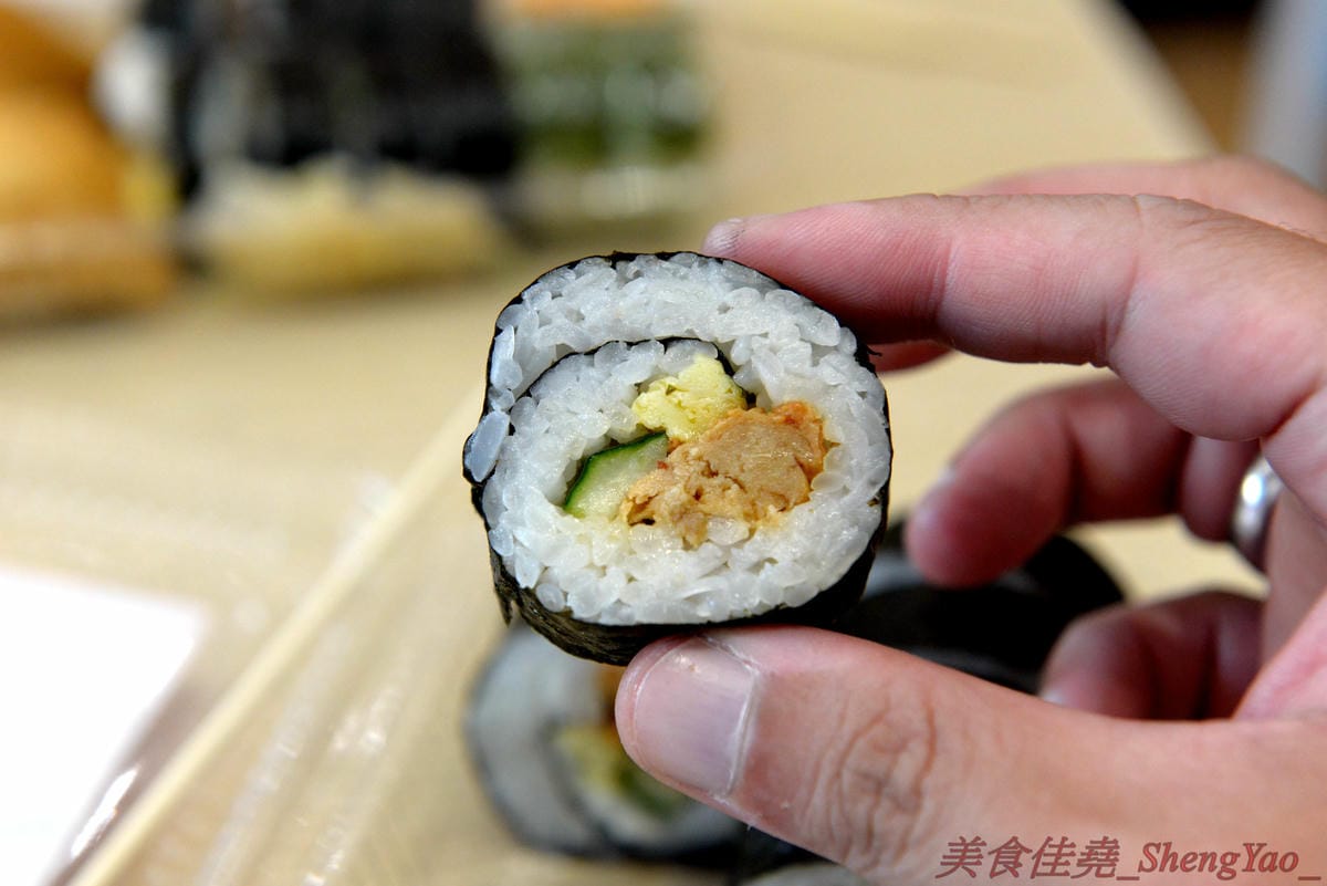 [台中西區]圓味壽司 台中精誠店 – 來自彰化的知名卷壽司專賣店,口味多達30種以上還有超奇妙的”下酒菜”口味,壽司皆為當天現做,保證新鮮衛生,價格平實不貴,10/5-10/6慶祝開幕店內卷壽司一律買三