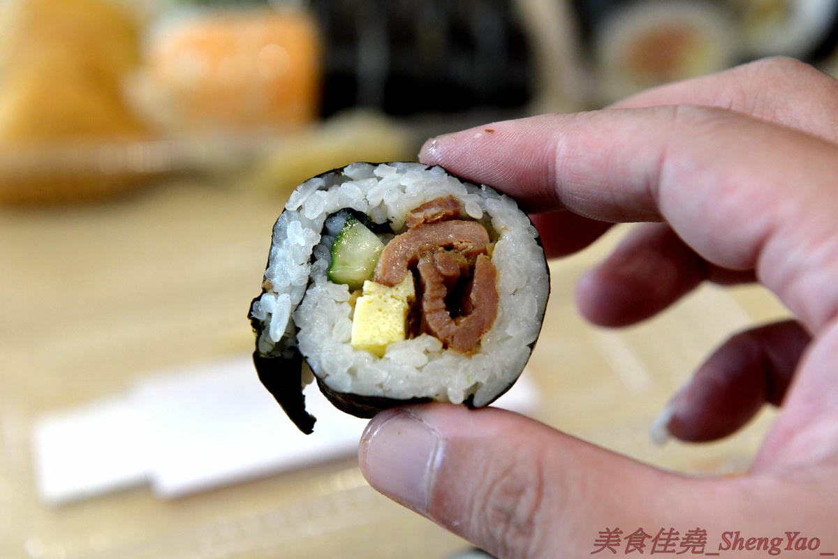 [台中西區]圓味壽司 台中精誠店 – 來自彰化的知名卷壽司專賣店,口味多達30種以上還有超奇妙的”下酒菜”口味,壽司皆為當天現做,保證新鮮衛生,價格平實不貴,10/5-10/6慶祝開幕店內卷壽司一律買三