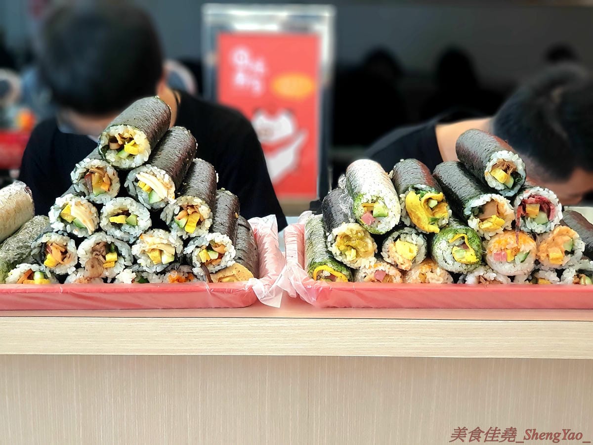 [台中西區]圓味壽司 台中精誠店 – 來自彰化的知名卷壽司專賣店,口味多達30種以上還有超奇妙的”下酒菜”口味,壽司皆為當天現做,保證新鮮衛生,價格平實不貴,10/5-10/6慶祝開幕店內卷壽司一律買三