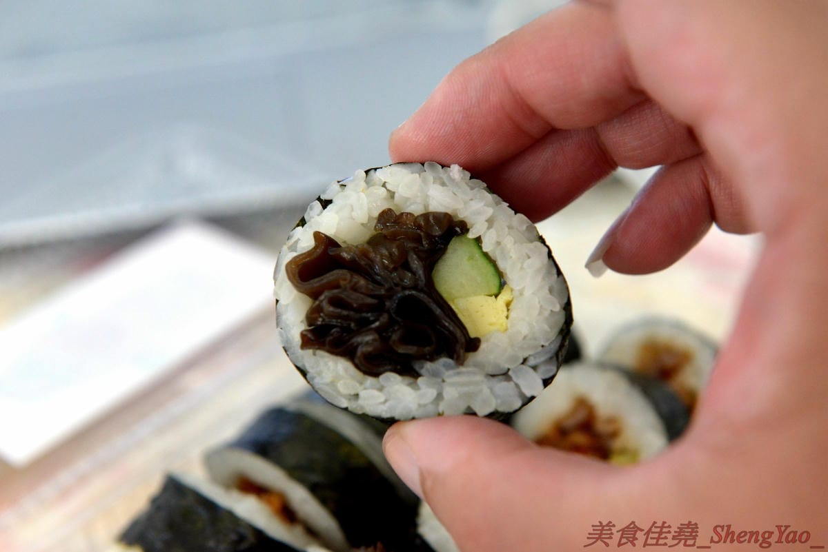 [台中西區]圓味壽司 台中精誠店 – 來自彰化的知名卷壽司專賣店,口味多達30種以上還有超奇妙的”下酒菜”口味,壽司皆為當天現做,保證新鮮衛生,價格平實不貴,10/5-10/6慶祝開幕店內卷壽司一律買三