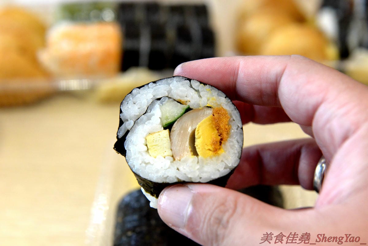 [台中西區]圓味壽司 台中精誠店 – 來自彰化的知名卷壽司專賣店,口味多達30種以上還有超奇妙的”下酒菜”口味,壽司皆為當天現做,保證新鮮衛生,價格平實不貴,10/5-10/6慶祝開幕店內卷壽司一律買三