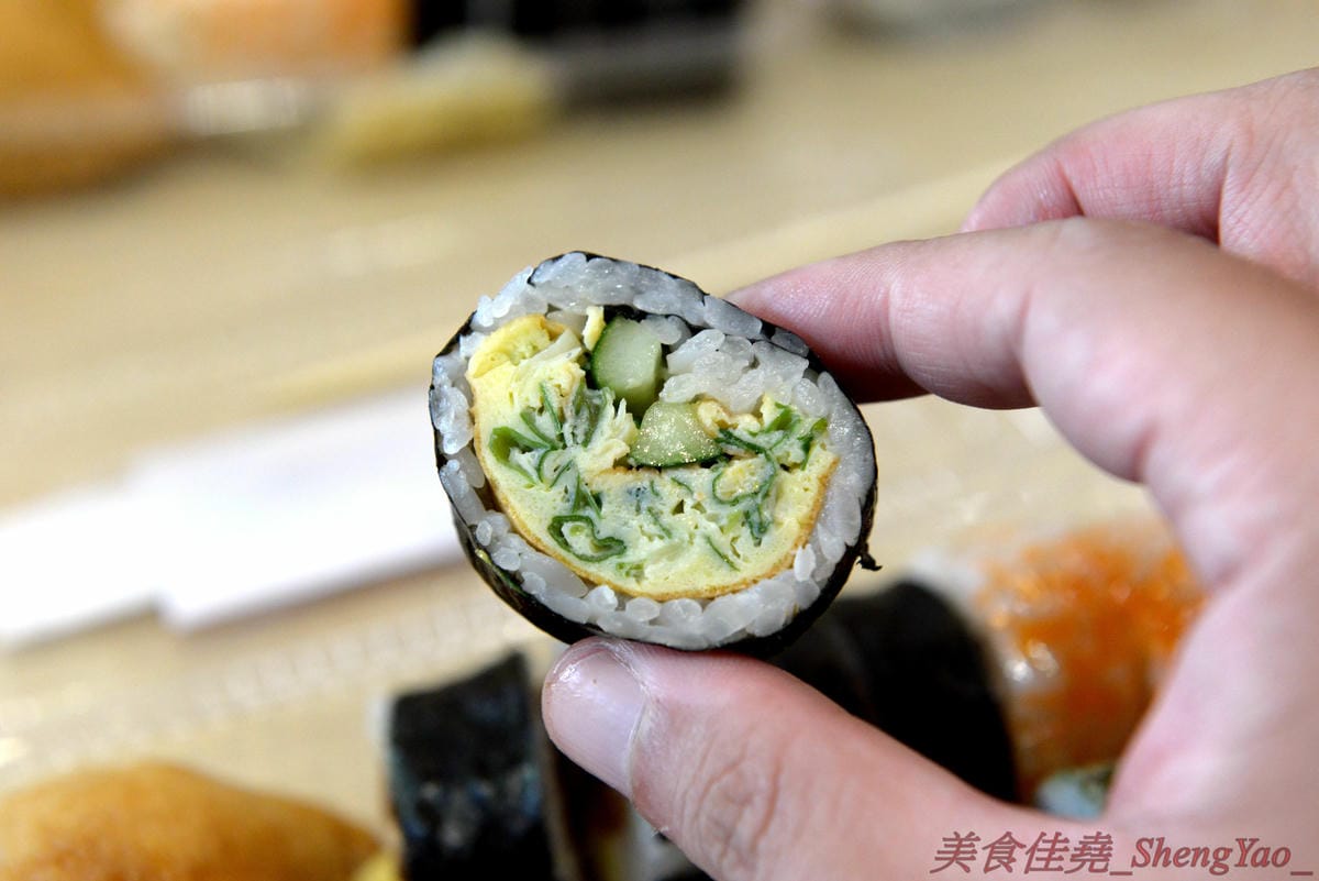 [台中西區]圓味壽司 台中精誠店 – 來自彰化的知名卷壽司專賣店,口味多達30種以上還有超奇妙的”下酒菜”口味,壽司皆為當天現做,保證新鮮衛生,價格平實不貴,10/5-10/6慶祝開幕店內卷壽司一律買三