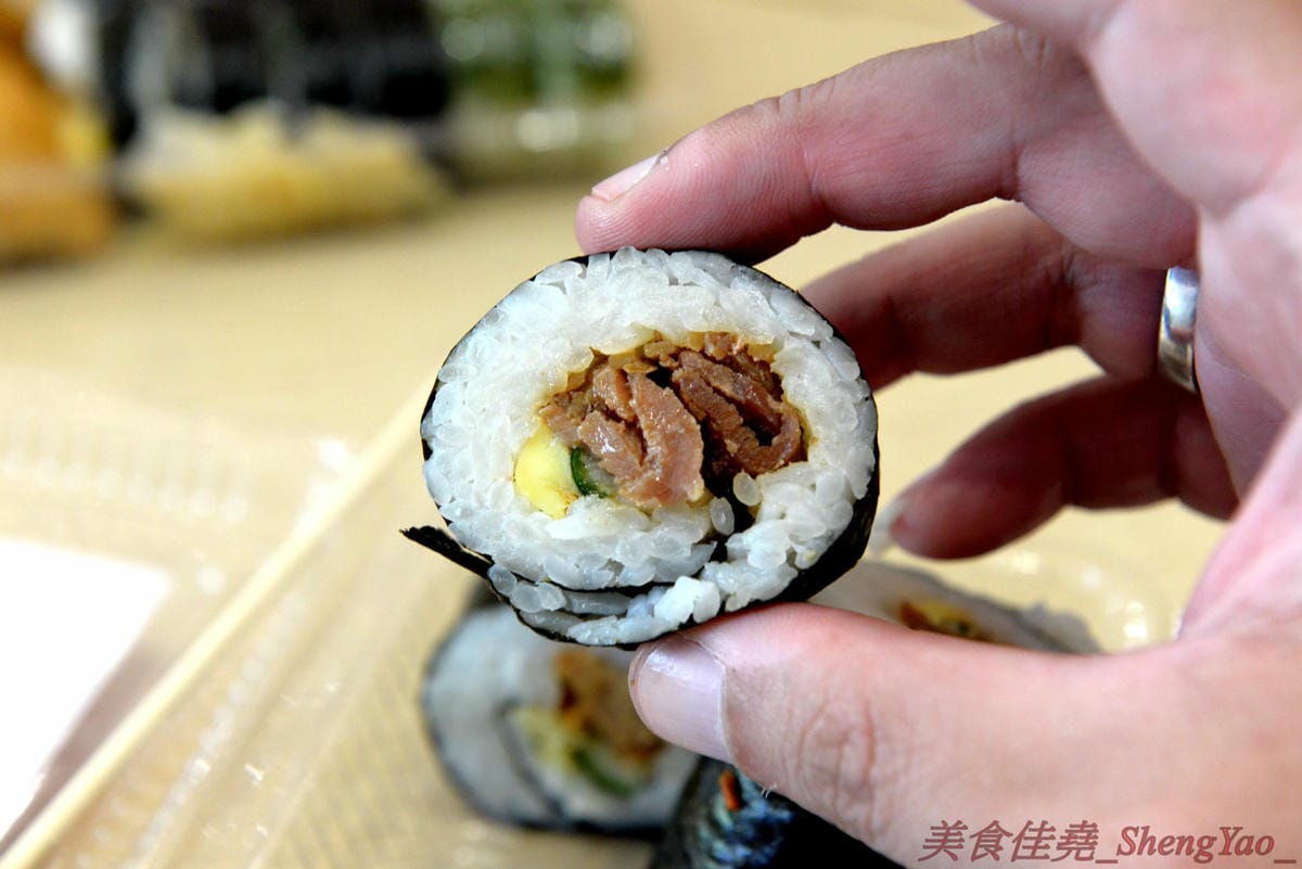[台中西區]圓味壽司 台中精誠店 – 來自彰化的知名卷壽司專賣店,口味多達30種以上還有超奇妙的”下酒菜”口味,壽司皆為當天現做,保證新鮮衛生,價格平實不貴,10/5-10/6慶祝開幕店內卷壽司一律買三