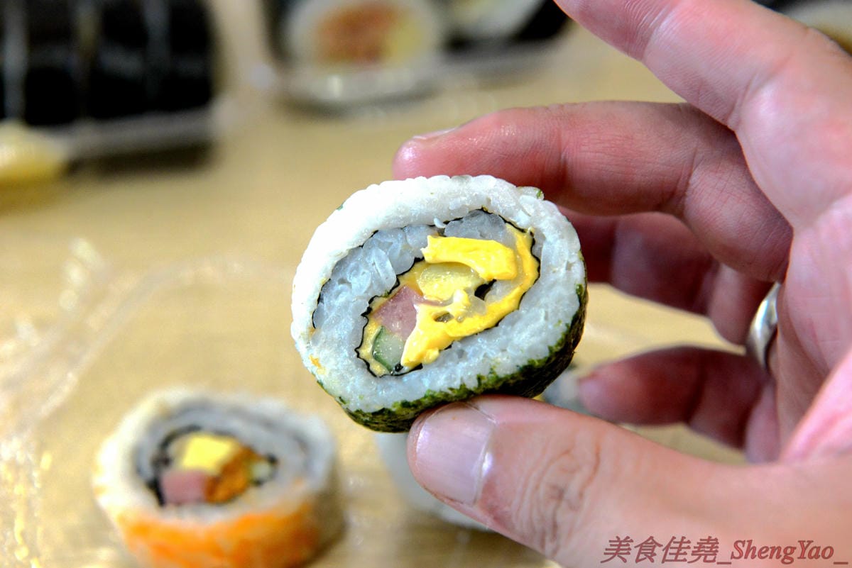 [台中西區]圓味壽司 台中精誠店 – 來自彰化的知名卷壽司專賣店,口味多達30種以上還有超奇妙的”下酒菜”口味,壽司皆為當天現做,保證新鮮衛生,價格平實不貴,10/5-10/6慶祝開幕店內卷壽司一律買三