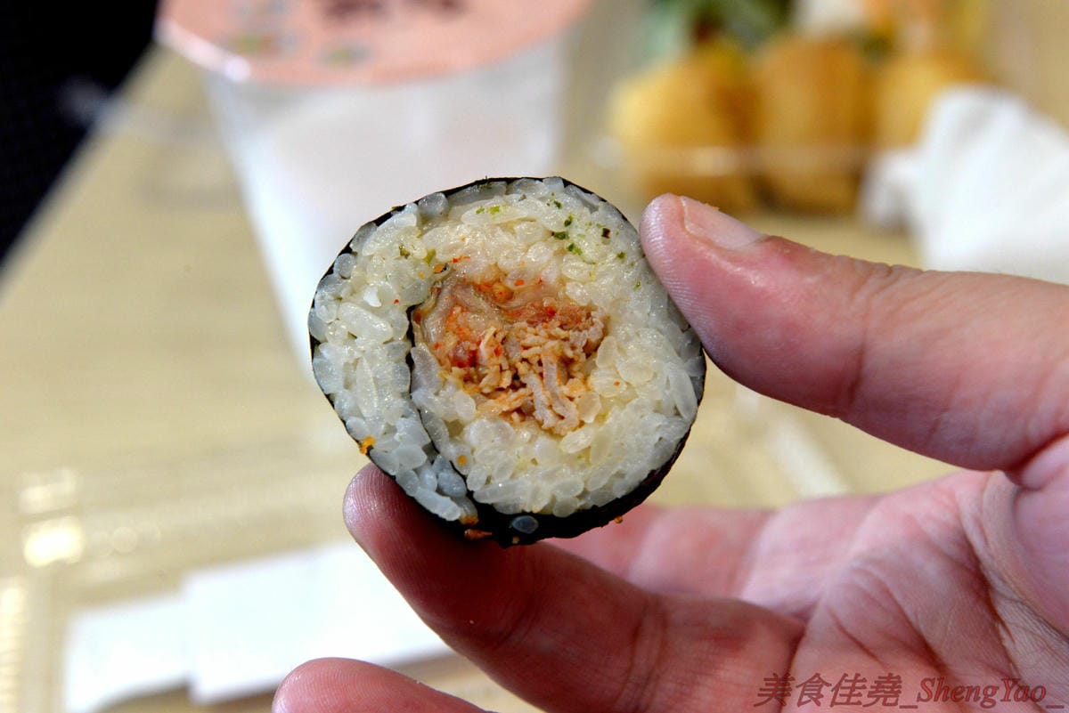 [台中西區]圓味壽司 台中精誠店 – 來自彰化的知名卷壽司專賣店,口味多達30種以上還有超奇妙的”下酒菜”口味,壽司皆為當天現做,保證新鮮衛生,價格平實不貴,10/5-10/6慶祝開幕店內卷壽司一律買三