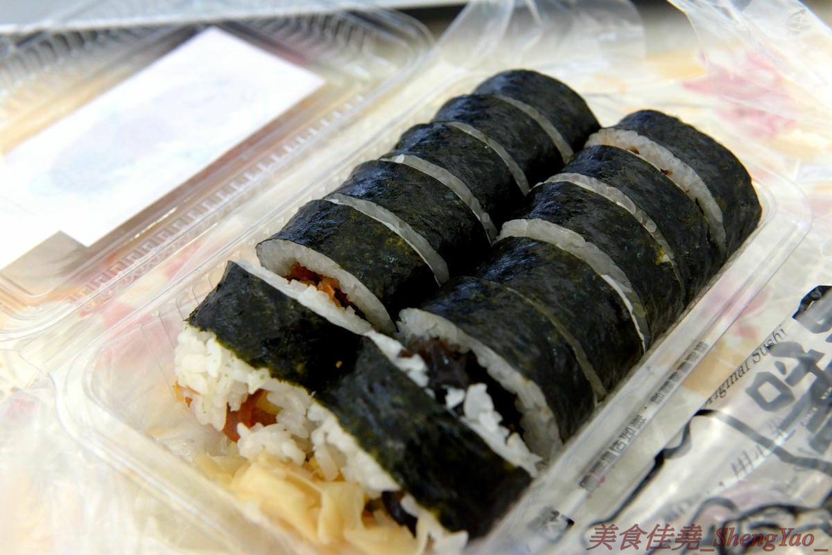 [台中西區]圓味壽司 台中精誠店 – 來自彰化的知名卷壽司專賣店,口味多達30種以上還有超奇妙的”下酒菜”口味,壽司皆為當天現做,保證新鮮衛生,價格平實不貴,10/5-10/6慶祝開幕店內卷壽司一律買三
