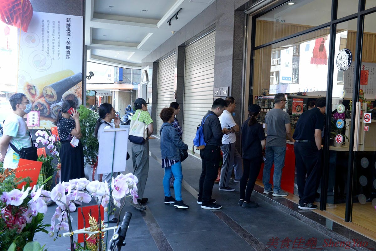 [台中西區]圓味壽司 台中精誠店 – 來自彰化的知名卷壽司專賣店,口味多達30種以上還有超奇妙的”下酒菜”口味,壽司皆為當天現做,保證新鮮衛生,價格平實不貴,10/5-10/6慶祝開幕店內卷壽司一律買三