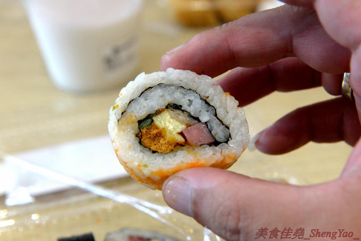 [台中西區]圓味壽司 台中精誠店 – 來自彰化的知名卷壽司專賣店,口味多達30種以上還有超奇妙的”下酒菜”口味,壽司皆為當天現做,保證新鮮衛生,價格平實不貴,10/5-10/6慶祝開幕店內卷壽司一律買三