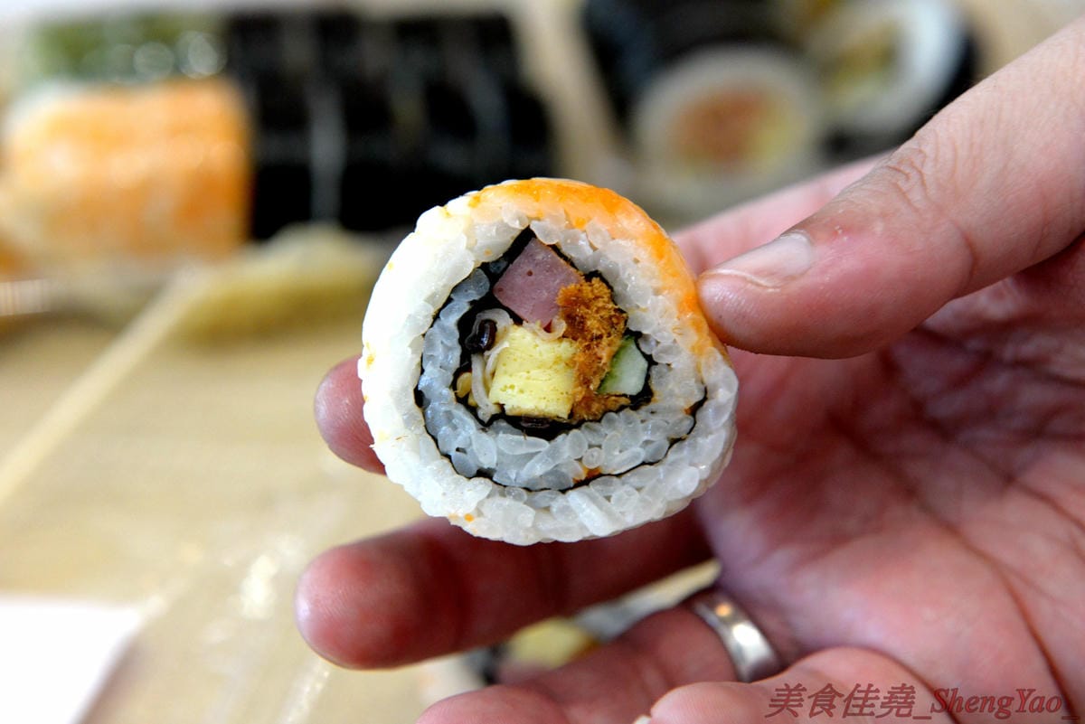 [台中西區]圓味壽司 台中精誠店 – 來自彰化的知名卷壽司專賣店,口味多達30種以上還有超奇妙的”下酒菜”口味,壽司皆為當天現做,保證新鮮衛生,價格平實不貴,10/5-10/6慶祝開幕店內卷壽司一律買三
