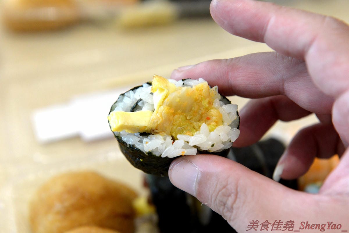 [台中西區]圓味壽司 台中精誠店 – 來自彰化的知名卷壽司專賣店,口味多達30種以上還有超奇妙的”下酒菜”口味,壽司皆為當天現做,保證新鮮衛生,價格平實不貴,10/5-10/6慶祝開幕店內卷壽司一律買三