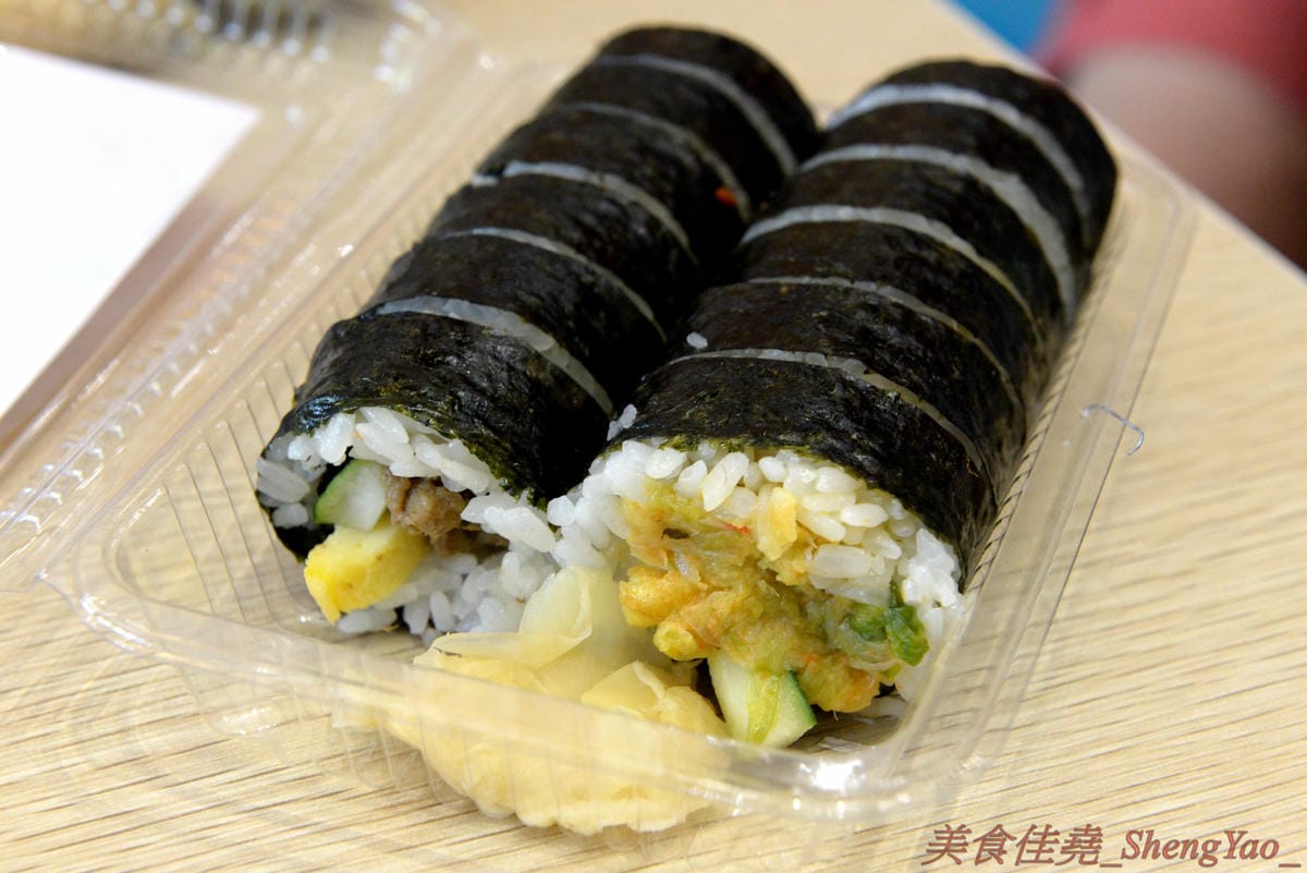 [台中西區]圓味壽司 台中精誠店 – 來自彰化的知名卷壽司專賣店,口味多達30種以上還有超奇妙的”下酒菜”口味,壽司皆為當天現做,保證新鮮衛生,價格平實不貴,10/5-10/6慶祝開幕店內卷壽司一律買三