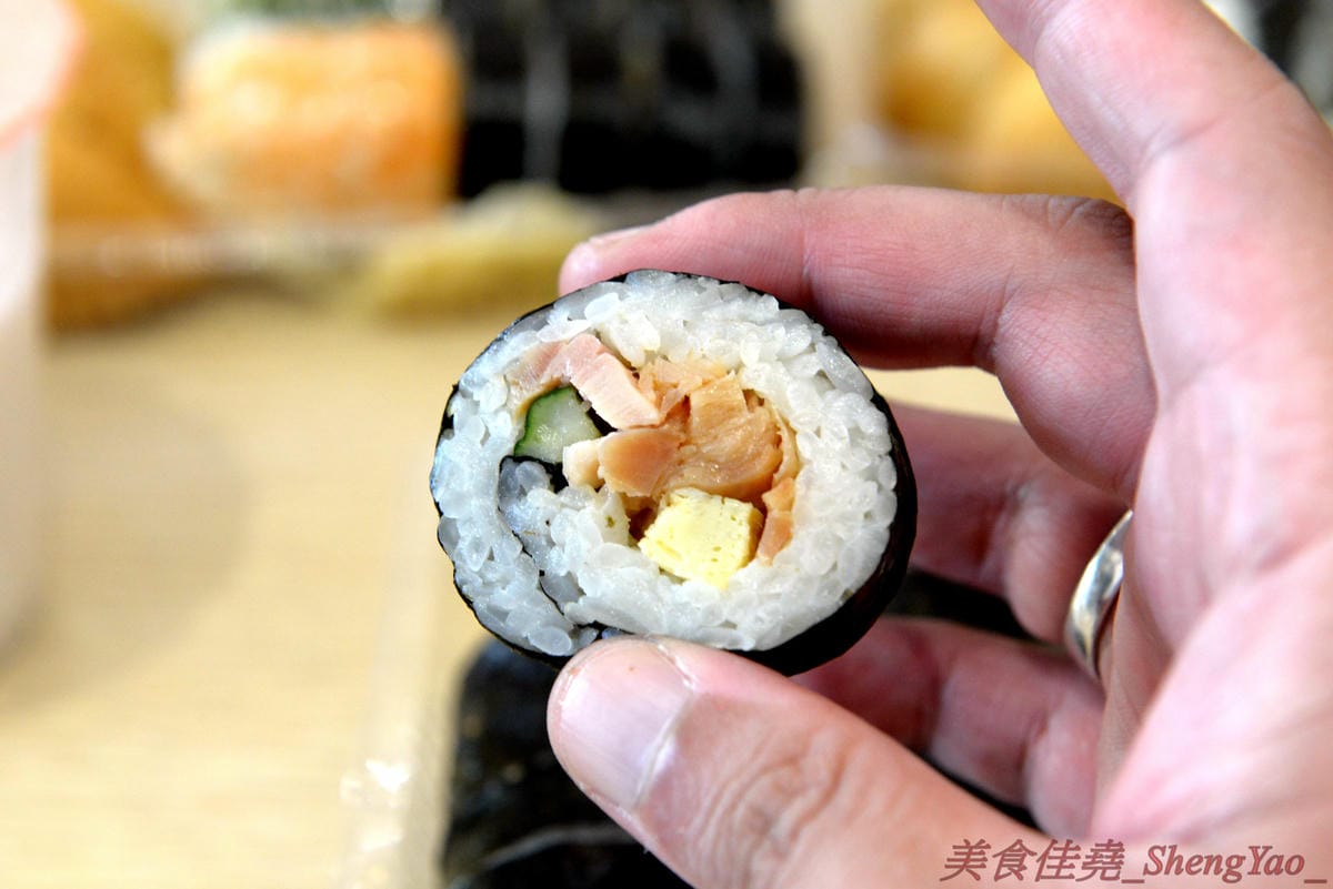[台中西區]圓味壽司 台中精誠店 – 來自彰化的知名卷壽司專賣店,口味多達30種以上還有超奇妙的”下酒菜”口味,壽司皆為當天現做,保證新鮮衛生,價格平實不貴,10/5-10/6慶祝開幕店內卷壽司一律買三